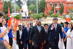 Le président du Mozambique, Filipe Jacinto Nyusi, visite l'Académie nationale de politique Hô Chi Minh à Hanoï. Photo: VNA