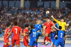 Une attaque de l'équipe vietnamienne devant le but des Philippines. Photo : VNA