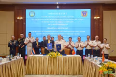 Cérémonie de signature du protocole d'accord de coopération concernant l'application de la loi maritime entre la Garde côtière du Vietnam (VCG) et le Centre de coordination des activités maritimes de Thaïlande (Thai-MECC), le 29 août à Hanoï. Photo: qdnd.vn