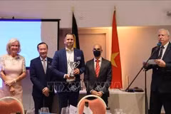 L'ambassadeur du Vietnam en Belgique Nguyen Van Thao remet le trophée au golfeur vainqueur. Photo: VNA