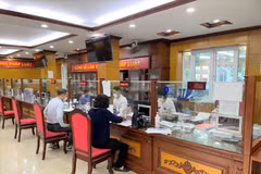Des habitants effectuent des procédures administratives au bureau d'enregistrement foncier de Hanoï, dans l'arrondissement de Thanh Xuan. Photo : qdnd.vn