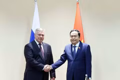 Le président de l'Assemblée nationale (AN) du Vietnam, Tran Thanh Man (gauche), et le gouverneur de la région de Rostov, Vasily Golubev. Photo: VNA