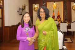 La Première ministre sri lankaise Hasini Amarasuriya (droite) reçoit l'ambassadrice du Vietnam au Sri Lanka, Trinh Thi Tam, le 3 octobre à Colombo. Photo: VNA
