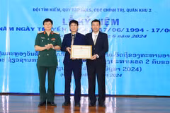 Des représentants du ministère vietnamien de la Défense et d'Oudomxay remettent un satisfecit à l'équipe l'équipe de recherche et de collecte des restes des soldats tombés de la région militaire 2, au Laos. Photo: VNA