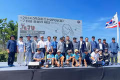 La délégation de l'Association du tourisme de Ninh Thuan à la Compétition internationale de kitesurf Super Cup de Jeju. Photo: Association du tourisme de Ninh Thuan