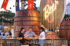 Des visiteurs dégustent de la bière lors du Festival culturel et gastronomique Vietnam - Belgique 2023. Photo: VNA