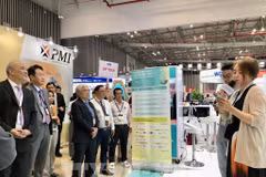 Une entreprise présente des informations aux visiteurs lors de l'exposition. Photo: VNA