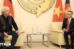 L'ambassadeur du Vietnam en Allemagne, Vu Quang Minh (droite), et le membre du présidium fédéral du Parti communiste allemand et président du Parti à Berlin, Stefan Natke. Photo: VNA