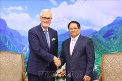 Le Premier ministre Pham Minh Chinh (droite) et l'ambassadeur d'Allemagne au Vietnam, Guido Hildner. Photo: VNA