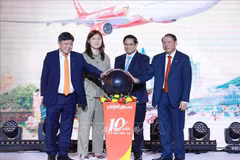 Le Premier ministre Pham Minh Chinh (2e à partir de la droite) à la cérémonie d'ouverture de la ligne entre Daegu et Nha Trang. Photo: VNA