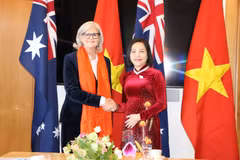 La vice-présidente de l'Assemblée nationale du Vietnam, Nguyen Thi Thanh (droite), et la gouverneure générale d'Australie, Samantha Joy Mostyn. Photo: VNA