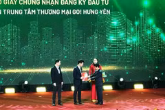 Cérémonie de remise du certificat d'enregistrement d'investissement à Central Retail au Vietnam pour construire un centre commercial de 18,2 millions de dollars, "GO! Hung Yen". Photo: congthuong.vn