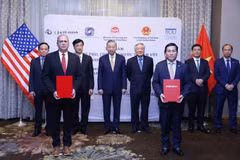 La cérémonie de signature de l'accord a lieu en présence du secrétaire général du Comité central du Parti et président vietnamien To Lam. Photo: VNA