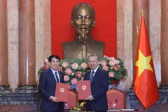 To Lam transfère la présidence de la République à Luong Cuong. Photo: VNA