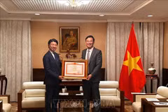 L'ambassadeur du Vietnam au Japon, Pham Quang Hieu, remet le satisfecit du Premier ministre à Yoichiro Aoyagi, membre de la Chambre des représentants japonaise. Photo: VNA
