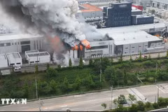 Incendie dans l'usine de batteries au lithium à Hwaseong, au sud de Séoul, le 24 juin 2024. Photo : Yonhap