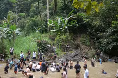 La pêche à mains nues dans le ruisseau de Lâm Bình, une fête originale à Tuyên Quang