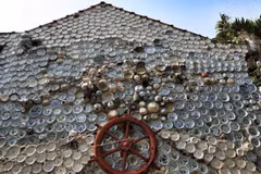 Des antiquités exposées sur le mur d’une maison