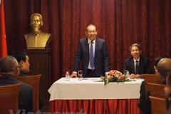 Le vice-Premier ministre Truong Hoa Binh rencontre des Vietnamiens en Bulgarie