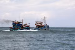 Quang Binh : Un bateau de pêche en détresse remorqué en toute sécurité