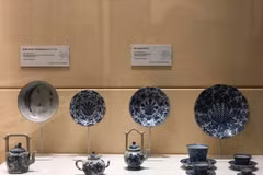 Exposition des objets récupérés dans d'anciennes épaves de navires dans la mer du Vietnam