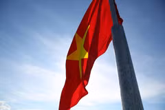 Cérémonie de lever du drapeau national au sommet de Thoi Loi sur l'île de Ly Son 
