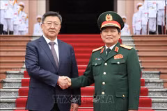 Le ministre de la Défense de la Mongolie en visite officielle au Vietnam