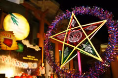 "Les lanternes illuminent les rêves" pour les enfants lors de la Fête de mi-automne