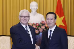 Le président Vo Van Thuong reçoit le procureur général de Hongrie