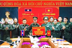 Le Vietnam offre des équipements à la force de gardes-frontières du Laos