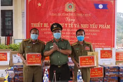Le Vietnam remet des équipements médicaux au Laos pour lutter contre le COVID-19