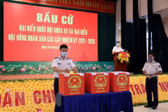 Ba Ria-Vung Tau: vote anticipé pour les soldats et pêcheurs en mer
