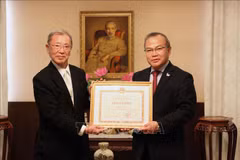 Remise du certificat de mérite à un collectionneur d'art japonais