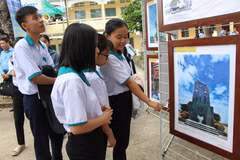 Exposition « Hoang Sa, Truong Sa du Vietnam - Preuves historiques et juridiques » à Hau Giang