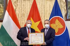 Les responsables de l'Association d'amitié Hongrie-Vietnam à l'honneur