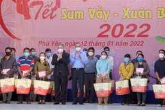 Phu Yen : remise de cadeaux à des travailleurs en difficulté