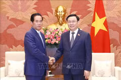 Le président de l'Assemblée nationale Vuong Dinh Hue reçoit le maire de Phnom Penh