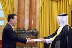Le président Vo Van Thuong reçoit les nouveaux ambassadeurs étrangers