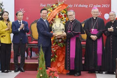 Le président Vo Van Thuong présente ses vœux de Noël 2023 à l’archidiocèse de Hue