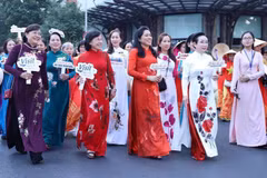 Défilé de plus de 3000 personnes en áo dài à Ho Chi Minh-Ville