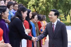 Le président Vo Van Thuong rencontre l'Association des femmes d'affaires vietnamiennes
