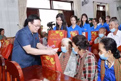 Le président de l’Assemblée nationale remet des cadeaux du Têt à des pauvres d'An Giang