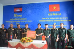 Le Vietnam remet des équipements de laboratoire pétrochimique à l'armée cambodgienne