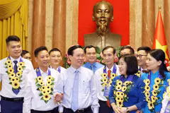 Rencontre des syndicalistes exemplaires du mouvement de Suivre l’exemple de Hô Chi Minh