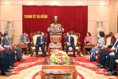 Da Nang promeut la coopération commerciale, éducative et touristique avec Savannakhet du Laos