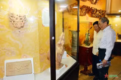 Des antiquités avec des images de dragon exposées à Ho Chi Minh-Ville