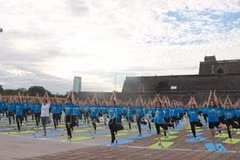 Thua Thien-Hue : plus de 1.000 personnes participent à la 9e Journée internationale du yoga