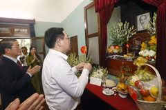 Le président de l’Assemblée nationale rend hommage au Président Hô Chi Minh