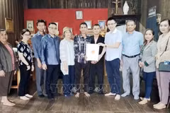 Le consulat général du Vietnam au Laos honore les familles des personnes méritantes