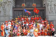 Les couleurs culturelles du Vietnam à un festival des groupes ethniques minoritaires en R. tchèque